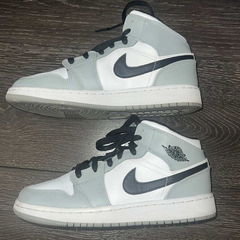5.5 boys (fits W 7.5) Smoke grey jordan mids